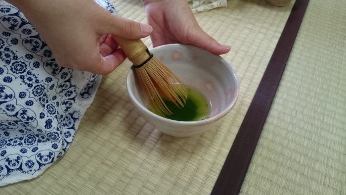 お茶をたてる２