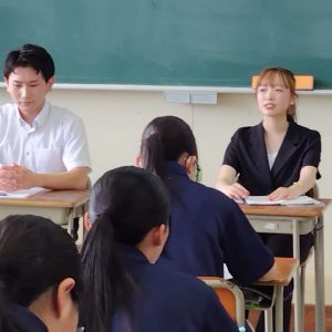 ファッションビジネス科2年生が、卒業した高校・中学校で開かれた「先輩に学ぶ会」に卒業生代表として参加しました！